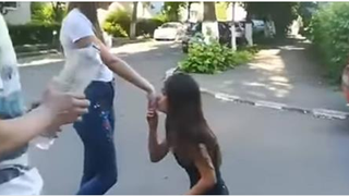 Mesajul postat de una dintre batausele de la Ploiesti care a lovit cu pumnii si au umilit o minora. "Am reactionat la nervi si imi cer scuze. Voi raspunde moral si penal pentru fapta mea"