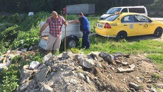 Imaginile care te vor dezgusta. Doi barbati au carat desuri cu taxiul si le-au arunca in raul Olt. Oare cand se vor civiliza si unii dintre romani?