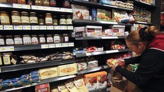 Astea sunt produsele care s-au scumpit cel mai mult. Romanii au fost nevoiti sa bage adanc mana in buzunar pentru fructe, cartofi si altele. Ce produse s-au ieftinit