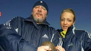 "L-am vazut cum moare". Sotia "Uriasului din Carpati" este devastata. Gheorghe Guset a murit dupa ce a baut un pahar cu apa