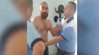 Scandal intr-o sectie de politie. Un consilier PSD s-a dezbracat si a inceput sa injure