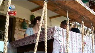 Cand ai vointa, poti sa faci cele mai frumoase lucruri. Uite cum au transformat doi tineri o casa de nelocuit intr-o vila de vacanta la doi pasi de plaja. Sute de oameni vin aici sa se relaxeze