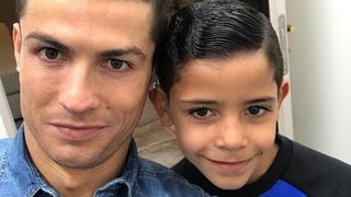 Cristiano Ronaldo si-a cumparat doi gemeni cu 200.000 de euro. Cum e posibil ca micutii sa fie tranzactionati ca la piata