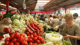 "Mancam cancer pe paine". Fructele si legumele aduse de la mare distanta sunt imbibate in petrol