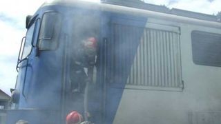 Clipe de groaza pentru pasagerii unui tren care circula pe ruta Satu Mare-Oradea. Locomotiva a luat foc