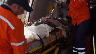 Un barbat din Mures si-a atacat pe strada fosta concubina! Victima, taiata la gat, a fost operata