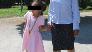 Fetita de 6 ani din Gorj, victima experimentelor medicului Burnei. Piciorul operat a necrozat si risca sa ramana fara el."Mi se rupe sufletul, ma tot intreaba ce inseamna amputat"