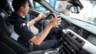 Mare atentie la cum stai pe scaunul de sofer! Pozitiile astea iti salveaza viata, in cazul unui accident. Uite cateva trucuri care fac diferenta intre viata si moarte