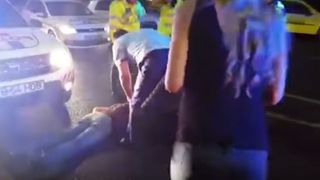 Momentul in care Cristian Boureanu a fost lovit in barbie si a cazut lat in fata masinii de politie.