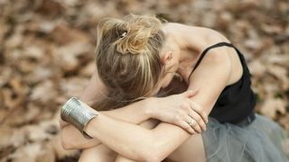 O femeie cu probleme mintale, batjocorita si abuzata de un consilier local din Iasi. Tanara plange si crede ca e insarcinata