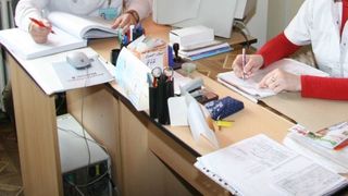 Nesimtirea unei doctorite, care incaseaza lunar 15.000 de lei de la CAS. Ce au patit pacientii care i-au batut la usa