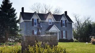 O familie cauta bona care sa lucreze intr-o casa bantuita. Salariul este unul urias