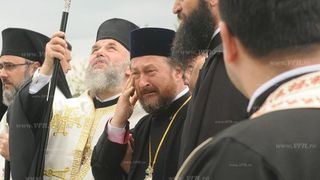 Episcopul Husilor nu este lasat sa-si jeleasca mama in pace. Mai multi preoti il santajeaza cu filmulete pronografice