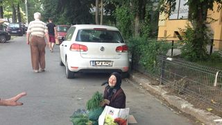 Bunicuta care iti rupe sufletul! Cu lacrimi in ochi, batrana implora lumea sa cumpere marar