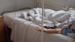 Zece tineri din Brasov, internati cu suspiciune de meningita, alte 135 de persoane duse la analize