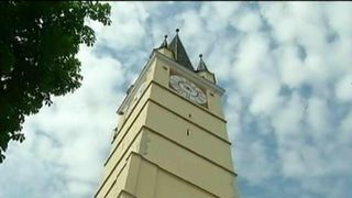 Turnul inclinat din Romania care ii fascineaza pe turistii straini! E in topul celor mai inclinate cladiri din lume