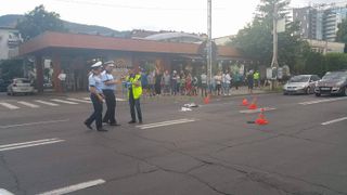 Tanara de 16 ani, spulberata pe trecerea de pietoni. Soferul fugea de politie