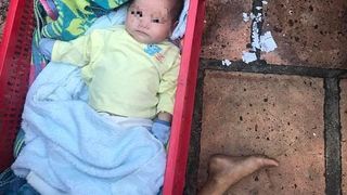 Imaginea care face inconjurul lumii! Un baietel de sase ani refuza sa plece de langa fratiorul lui, dupa ce au fost abandonati de mama