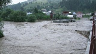Cod galben de inundatii in bazine hidrografice din 13 judete pana luni la pranz