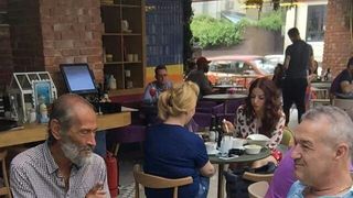 Imaginile care vor induiosa o tara intreaga! Gigi Becali, la masa cu un cersetor! Toata lumea a fost socata cand i-a vazut impreuna la o terasa de fite din Capitala! Nimeni nu stie insa ca in tinerete patronul Stelei a fost ucenicul barbatului amarat! Det