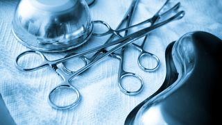 Un bucurestean si-a ajutat sotia sa avorteze pentru ca medicul care a declansat procedura a spus ca religia nu ii permite sa ia parte la un avort. "Romancele renunta asa de usor la o sarcina!"