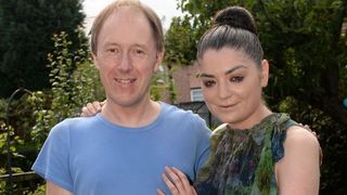 "Sunt fericit ca logodnica mea intretine relatii intime cu barbati pentru bani", spune un fuctionar public care urmeaza sa se casatoreasca cu o escorta