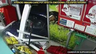 Scene socante intr-un supermarket din Suceava. O masina fara sofer a spulberat usile magazinului si l-a luat in plin, pe unul dintre angajati.