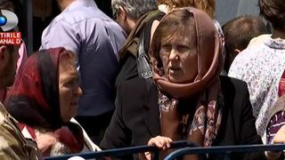 Nu e pelerinaj lasat de la Dumnezeu de la care sa lipseasca taina "sfintului" scandal. Satui de atatea ore de stat la coada, pe caldura, credinciosii care au venit sa atinga Briul Maicii Domnului s-au razboit in curtea bisericii. Motivul este uluitor!