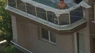 Fotografia care a infuriat mii de romani. Balconul se putea prabusi in orice clipa, iar distractia s-ar fi transformat intr-o adevarata tragedie