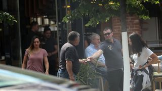 Ce suma i-a dat Gigi Becali unui cersetor venit la el la masa. Nu i-a venit sa creada cand a scos teancul de bani