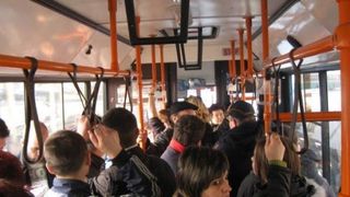 Un jandarm a vrut sa apere o femeie jefuita in autobuz, in Bucuresti. Hotul i-a spus sa nu-l atinga, pentru ca are HIV
