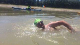 Avram Iancu a inceput cursa record de 2860 de kilometri. Bibliotecarul din Hunedoara vrea sa traverseze Dunarea inot