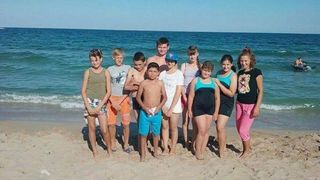&bdquo;Preotul copiilor&rdquo;, gest extraordinar. Peste 100 de copii premianti si nevoiasi merg la mare pentru prima oara in viata lor