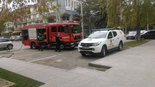 Incendiu puternic in apropierea Judecatoriei Vaslui, din centrul municipiului, dupa ce doua masini au luat foc