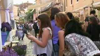 Loc readus la viata cu ajutorul florilor. O strada veche din Cluj a fost impodobita cu flori si arata spectaculos