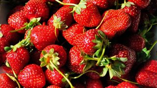 Doi ieseni au ajuns cu buzele umflate la spital dupa ce au mancat capsuni! Ce li s-a intamplat?