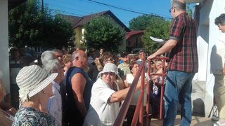 Zeci de pensionari se calca in picioare la Casa de Pensii din Gorj pentru 41 de bilete de tratament pentru Caciulata, Govora sau Olanesti