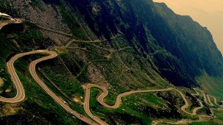 O stanca de o mie de tone a cazut pe Transfagarasan - Autoritatile ar putea inchide din nou drumul