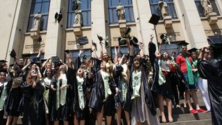 6 din 10 adolescenti care vor implini 18 ani anul acesta refuza sa se gandeasca macar la o facultate. Ar prefera sa se angajeze pe bani multi si o functie importanta