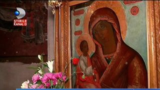 Aici se afla icoana facatoare de minuni, despre care credinciosii spun ca pleaca binecuvantati. Mii de oameni vin sa ingenuncheze in fata icoanei
