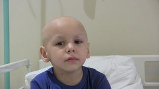 "Te rog, salveaza-ma!" La numai 4 anisori, Alexandru sufera de o forma rara de cancer