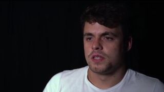 Un tanar de 22 de ani a vrut sa se arunce de pe pod dupa ce a fost violat de doi barbati. A vorbit despre experienta traumatizanta prin care a trecut