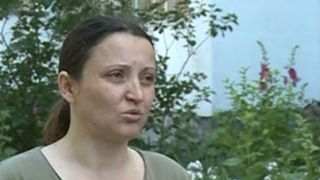 Ireal! O jurnalista a fost batuta in plina strada de proprietarul unui magazin din Bucuresti, dupa ce a facut poza la un aliment expirat. Totul a fost filmat de un martor