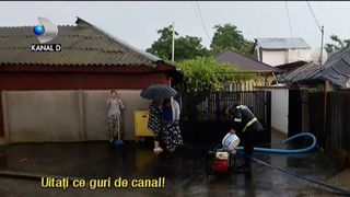 Ploile si vijeliile au facut prapad in mai multe localitati. Oamenii sunt disperati. Apele au inundat zeci de gospodarii si drumuri