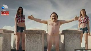 Reclama controversata filmata in turnul istoric din Targoviste. Un barbat apare dezbracat