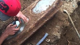 Au cumparat o casa veche si au vrut sa o renoveze. Muncitorii au ramas incremeniti cand au vazut ce se afla la subsol