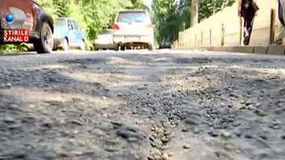 Strada din Capitala care reprezinta un pericol si pentru blindatele Nato. Sunt atat de multe gropi incat senilatele ar putea ramane blocate