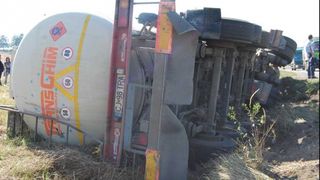 O autocisterna incarcata cu motorina si benzina s-a rasturnat pe A3 Bucuresti - Ploiesti. Traficul a fost deviat - Zece tone de benzina si 22 de tone de motorina, in cisterna. Se incearca transbordarea combustibilului