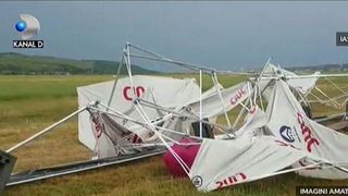 Clipe horror la un festival de muzica din Iasi. O tanara de 16 ani a ajuns de urgenta la spital dupa ce o teava i-a picat in cap