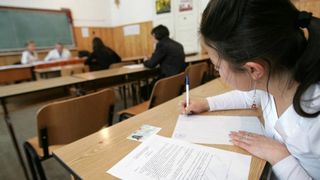 Peste 135.000 de candidati din toate promotiile participa la probele scrise ale Bacalaureatului, care incep luni. In zilele caniculare se va asigura asistenta medicala